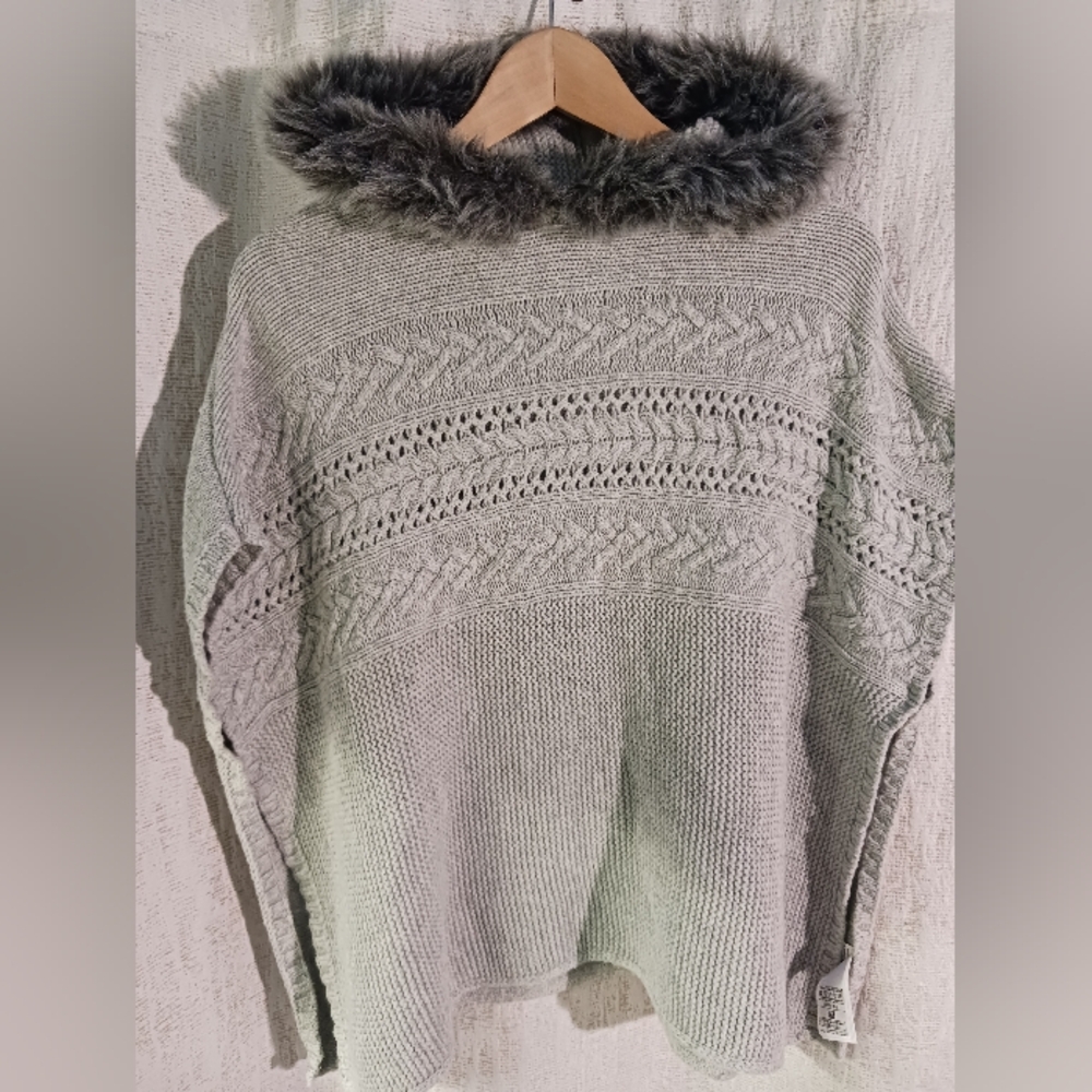 GAP sweater with faux fur hood hoodie womens XL or 1X..crop length